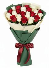 Букет Микс из красных и белых роз в Железногорске