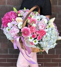 Цветочная композиция из Розы, Хризантемы, Пионы и Лизиантусы в корзине в Железногорске
