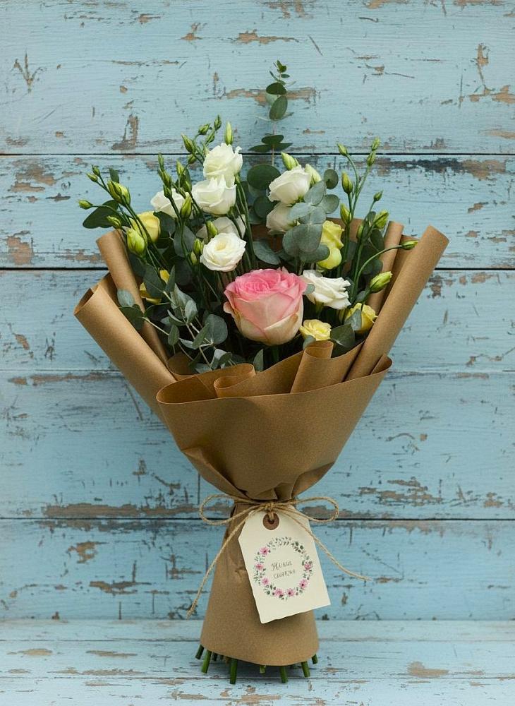 Букет цветов из: Розы и Лизиантусы в Железногорске