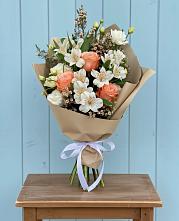 Букет цветов из:  Альстромерии, Лизиантусы, Розы и Хризантемы в Железногорске