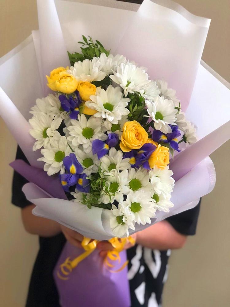 Букет цветов из: Ирисы, Хризантемы и Розы в Железногорске